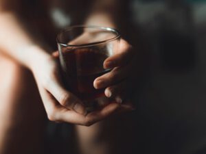 terapia alcoholismo online - copa de whiskey